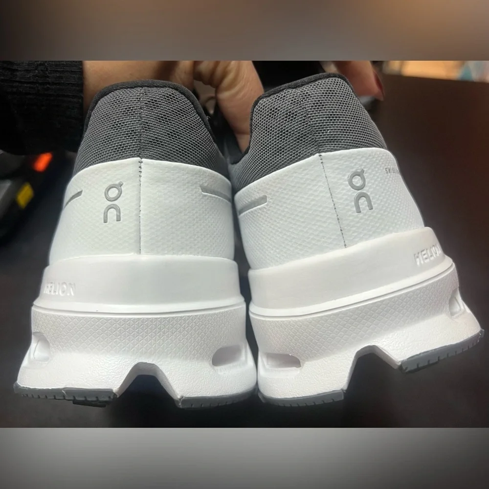 ON Running women Athletic Shoes in Gray and White sneakers size 8.5 new no box! - Picture 3 of 5